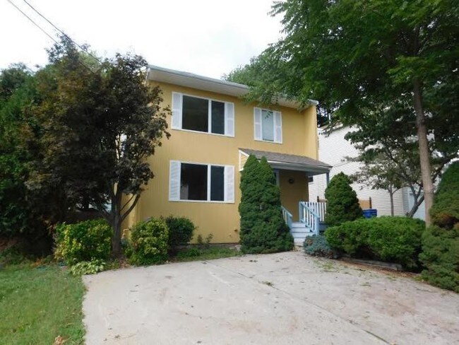 Building Photo - 3 bedroom in Cumberland RI 02864