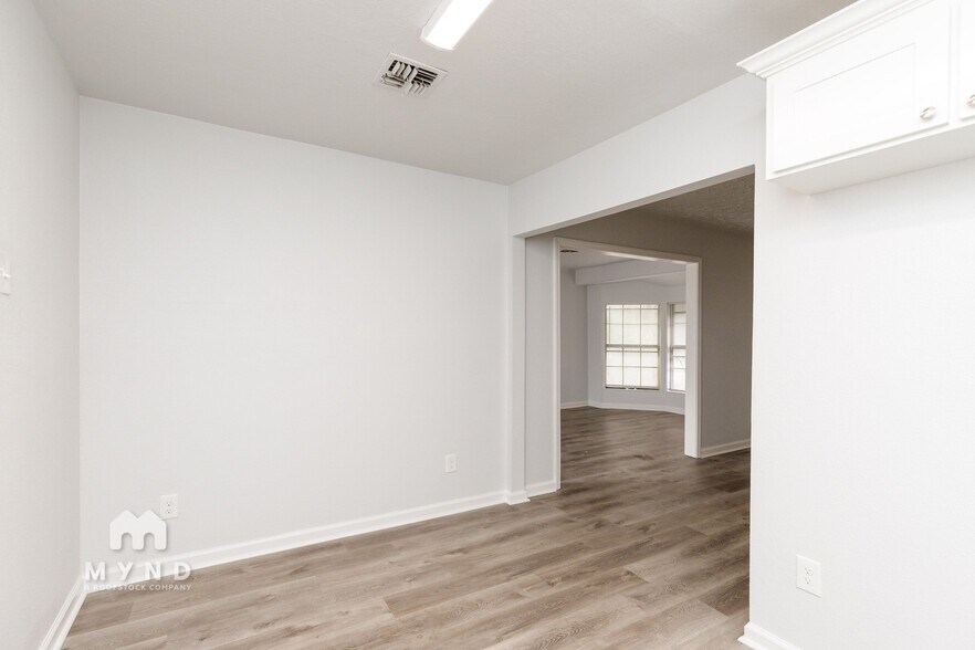 Building Photo - 2149 Karen Dr