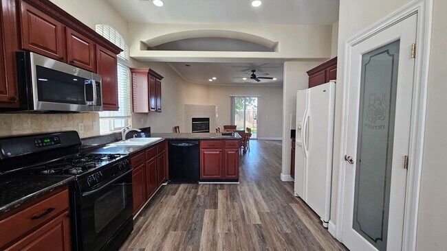 Building Photo - Luxurious Home in North Bakersfield 3 BD 3 BA