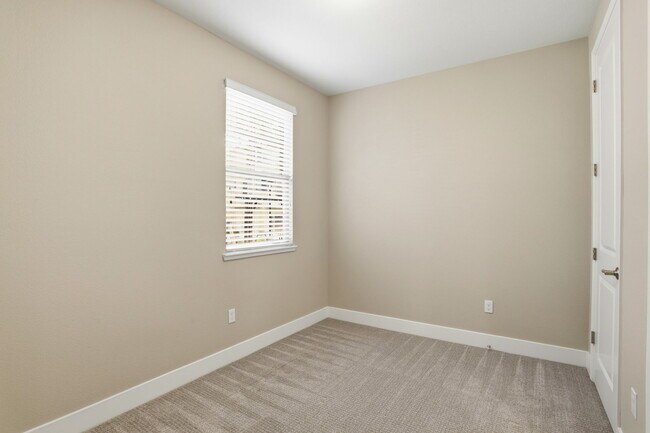 Building Photo - 621 Cinnamon Cir