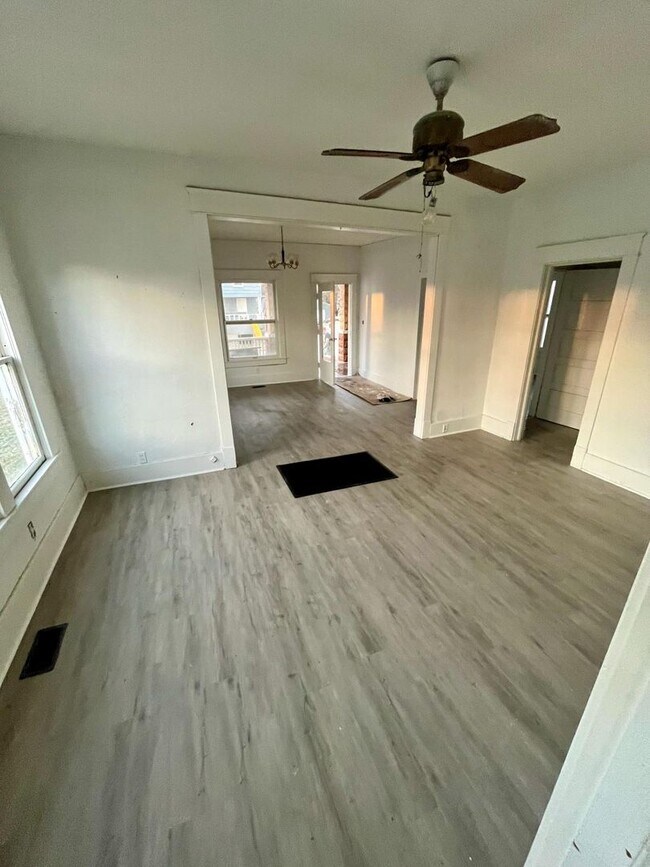 Building Photo - Charming 3BR Home with Spacious Front Porch – Only $875/mo!