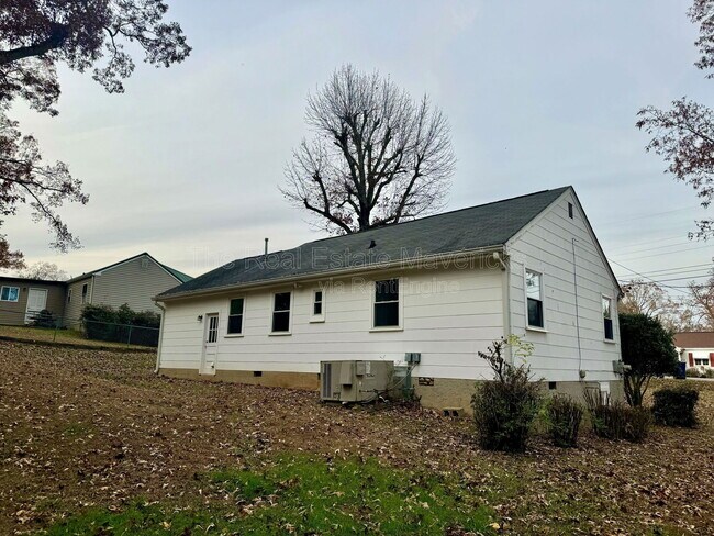 Building Photo - 1452 Elm St