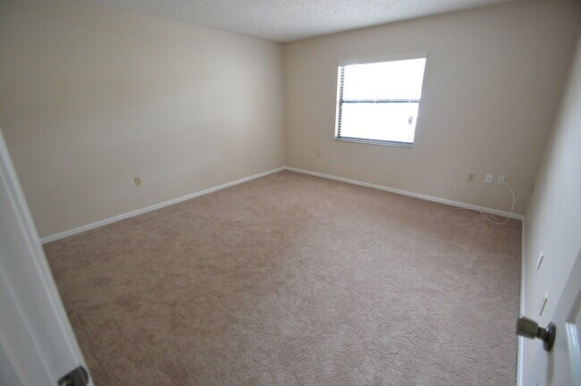 Building Photo - APOPKA: Seminole County Schools! AVAILABLE JULY 16th!