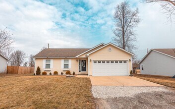 Building Photo - 3bd/2ba home available in November