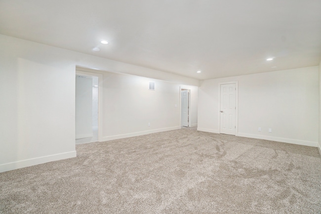 Building Photo - 100 Sunflower Dr