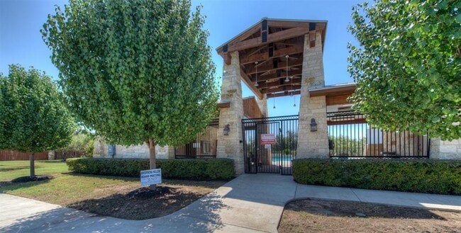 Building Photo - 290 Middle Creek Dr