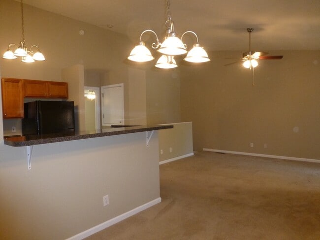 Building Photo - 3 bed, 2 bath, 2 car garage townhouse w/ b...