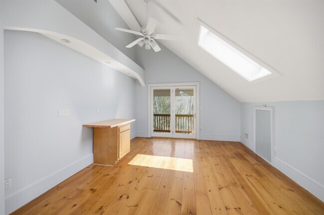 Building Photo - 564 Main St