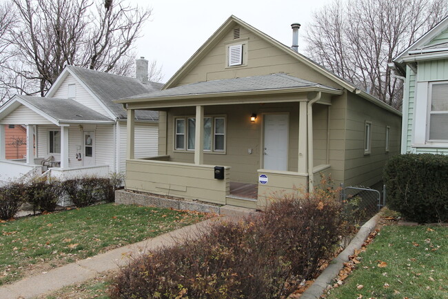 Building Photo - Remodeled 2 Bedroom Home with Garage and F...