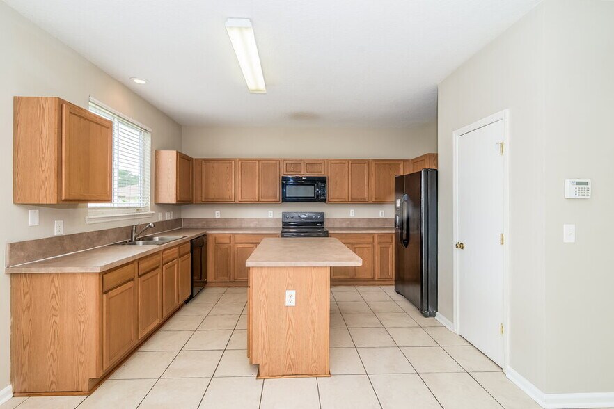 Building Photo - 2300 Justin Lake Dr