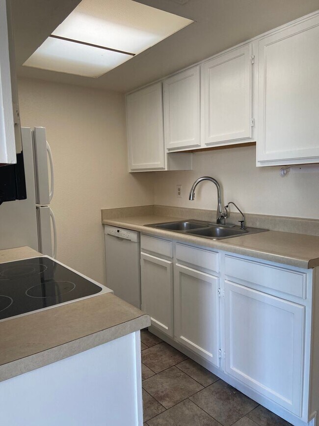 Building Photo - 1 Bedroom 1 bath w/attached garage