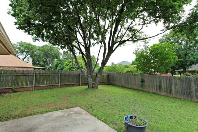 Building Photo - 500 Sophie Ct