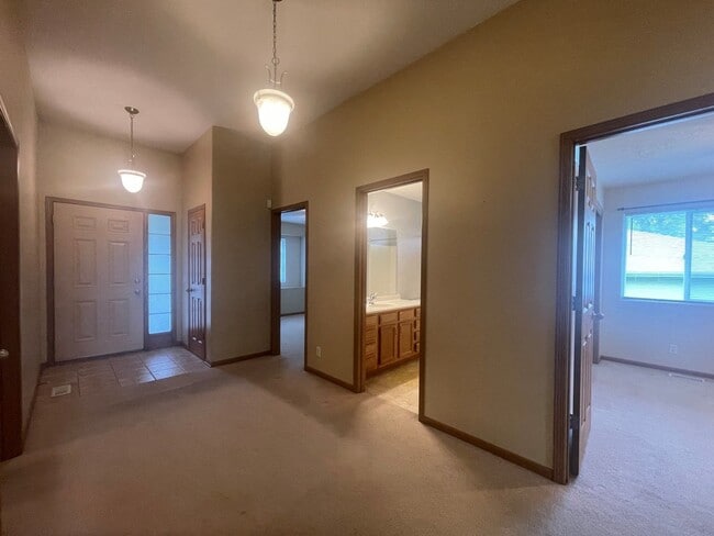 Building Photo - Home For Rent Papillion