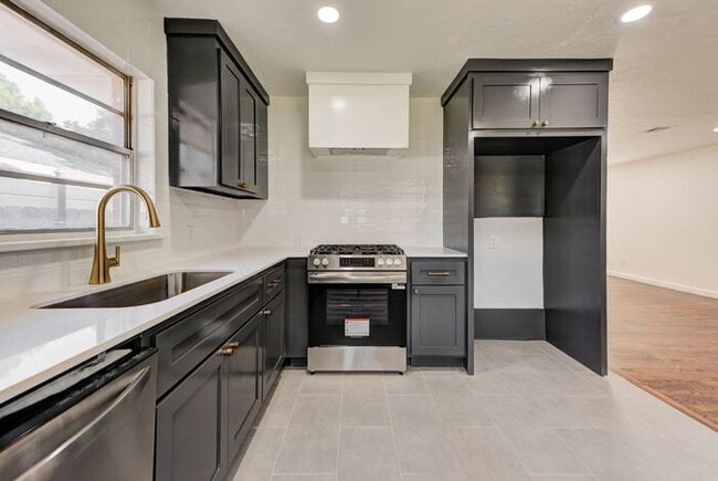 Building Photo - Fully Renovated 4 Bed, 2 Bath Near Campus!