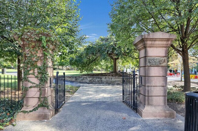 Building Photo - 451 E Town St