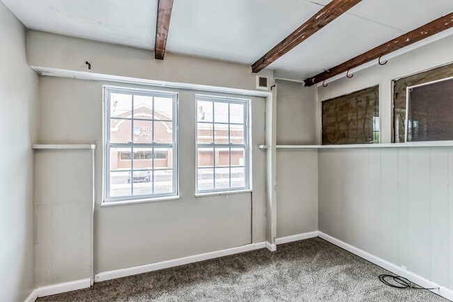 Building Photo - 123 Main St