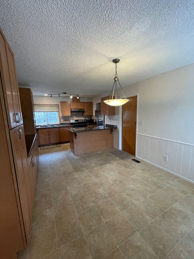 Building Photo - Charming 3 Bedroom, 2 Bath Home with Attac...
