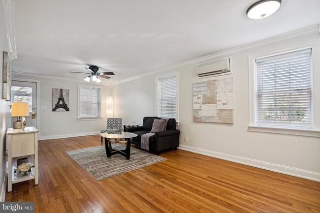 Building Photo - Gorgeous, Sun-lit,Townhouse in Alexandria