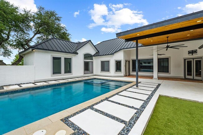 Building Photo - 9309 Bluegrass Dr