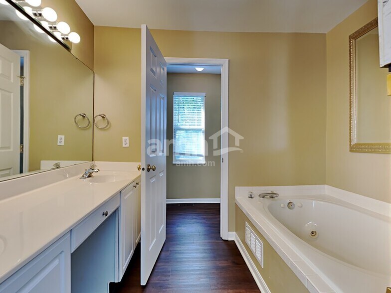 Building Photo - 823 Wingate Dr