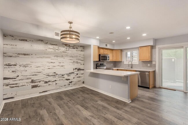 Building Photo - 1425 E Desert Cove Ave