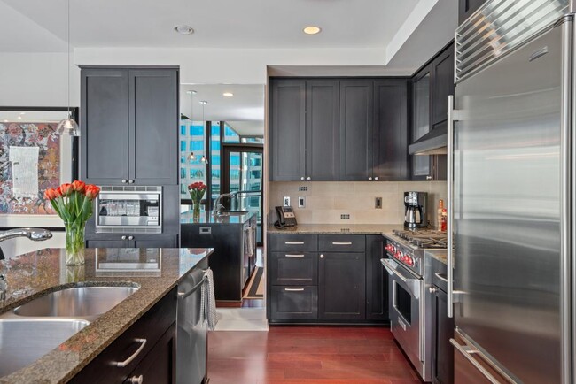 Building Photo - Madison Tower & Hotel 1000 - 1 bedroom + den