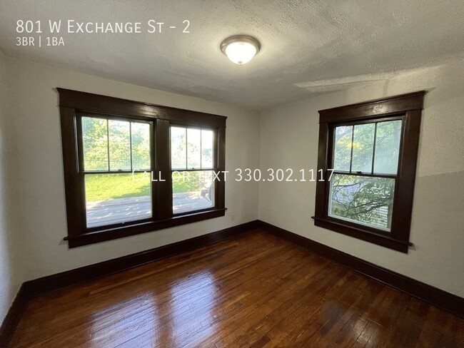 Building Photo - Three bedroom one bathroom second level ap...