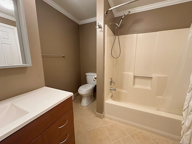 Building Photo - 148 Fairway Dr
