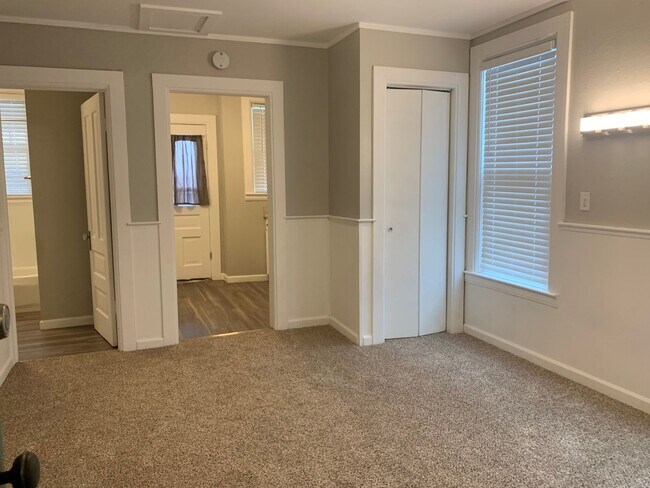 Building Photo - 950