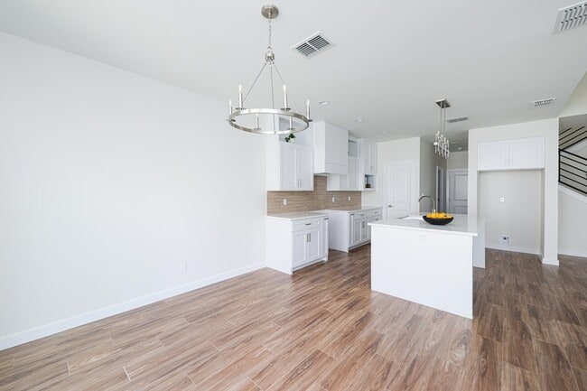 Building Photo - 7525 Cresta Bella St