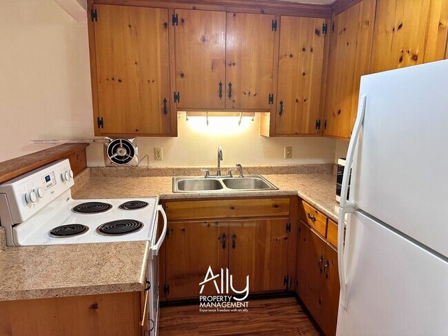 Building Photo - 122 Harmon St