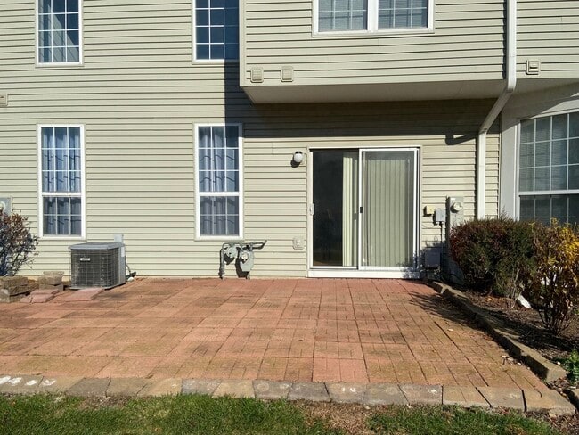 Building Photo - 2203 Rossiter Pkwy