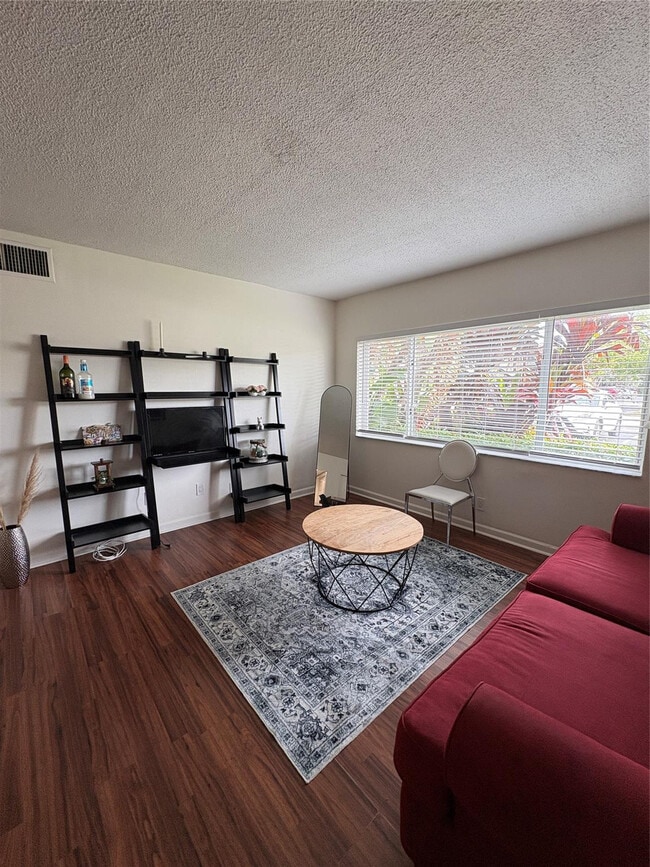 Building Photo - 101 SE 6th Ave