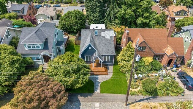 Building Photo - Gorgeous Remodeled West Seattle Craftsman w/ Air Conditioning