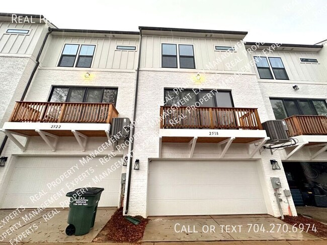 Building Photo - Stunning 4BR/3.5 Ba Townhouse in Charlotte!