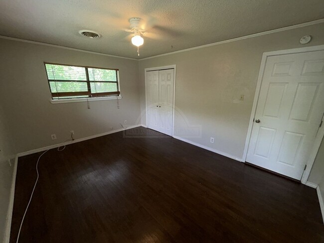 Building Photo - 601 Sutton Dr