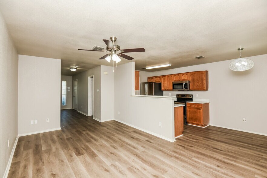 Building Photo - 1528 Pine Ln