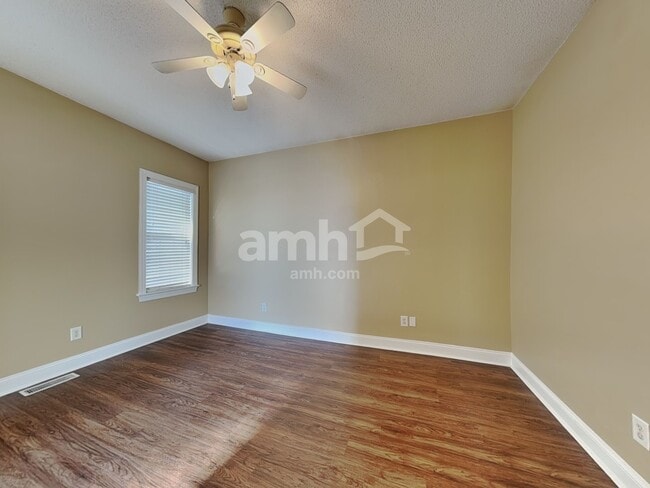 Building Photo - 702 Landing View Dr