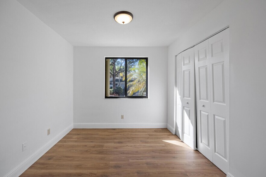 Building Photo - 2925 Azalea Dr