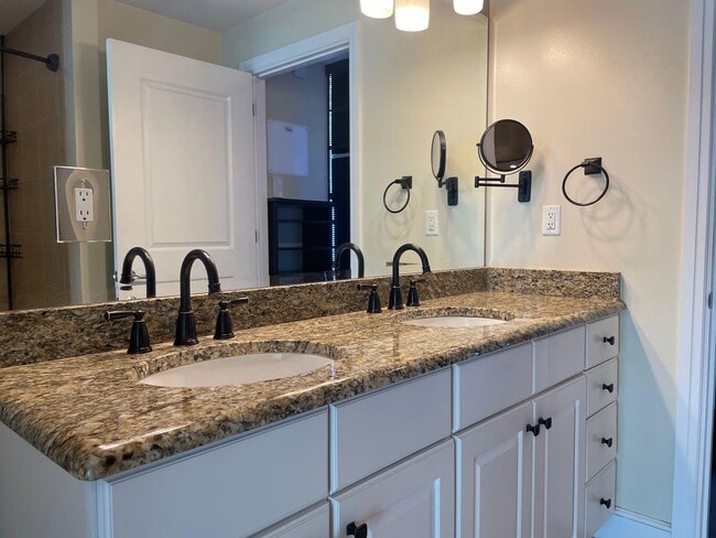 Building Photo - Beautiful Downtown Condo
