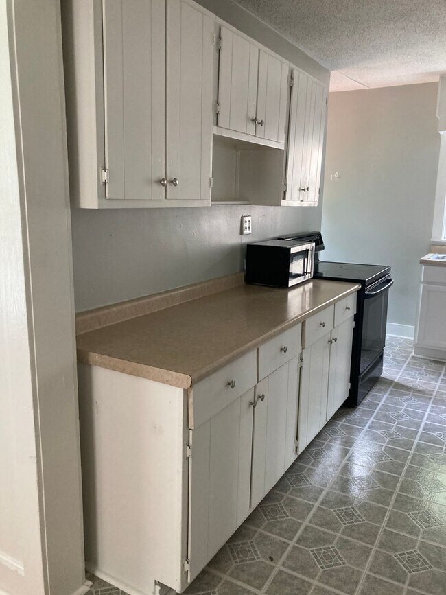 Building Photo - Rental Amount REDUCED!
