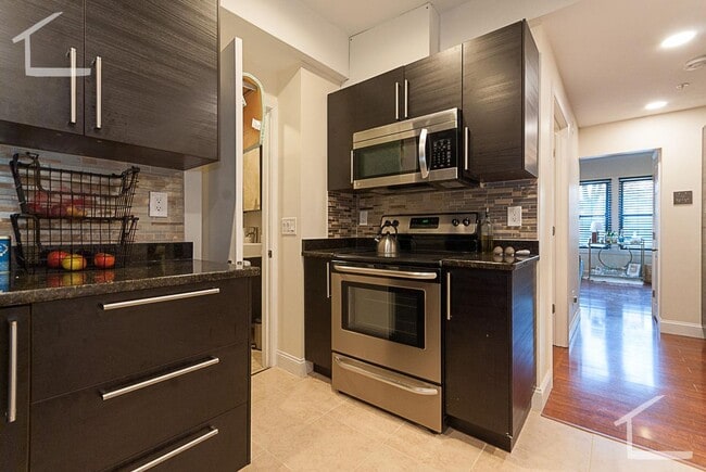 Building Photo - Beautiful & Renovated 2 bed in Brookline... Really Nice Listing!!