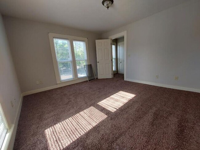 Building Photo - Gorgeous 3 bedroom, 1 bath home south of Haysville