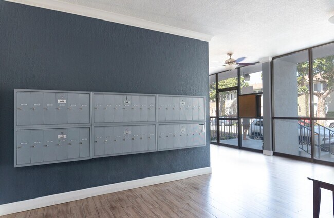 Building Photo - Condo - 2 Bedrooms / 2 Bath - Long Beach