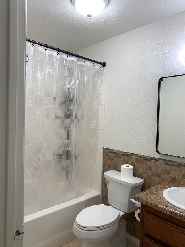 Building Photo - Beautiful home in SW Bakersfield W/Solar a...