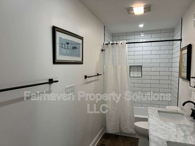 Building Photo - 2827 E 5th Ave