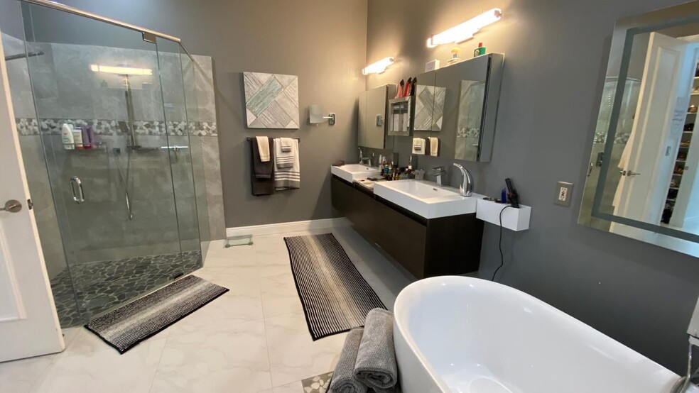 Building Photo - 830 Bailey St