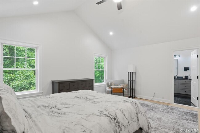 Building Photo - 33 Howland Ave