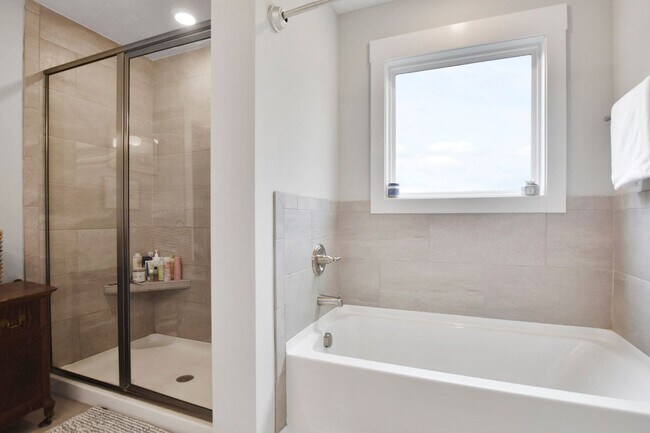 Building Photo - Pet Friendly Four Bedroom!