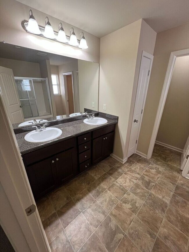 Building Photo - Beautiful 3-Bedroom, 2.5-Bath Home in Established Community!